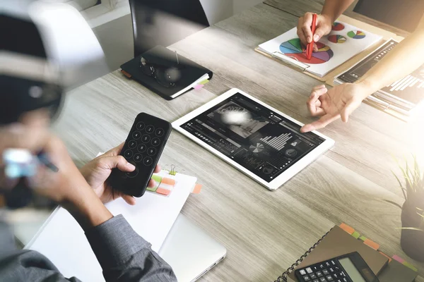 Zakelijke documenten op kantoor tafel met slimme telefoon en laptop c — Stockfoto