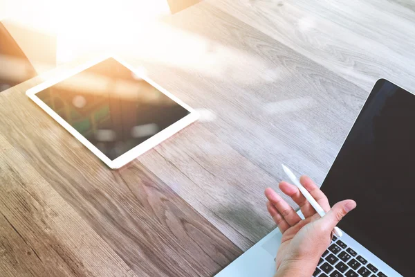 Hombre de negocios mano trabajando con lápiz lápiz digital tableta inteligente ph — Foto de Stock