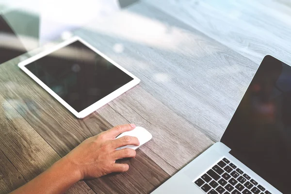 Homem de negócios mão trabalhando com mouse tablet digital e laptop co — Fotografia de Stock