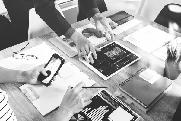 Geschäftsunterlagen auf Bürotisch mit Smartphone und Laptop — Stockfoto