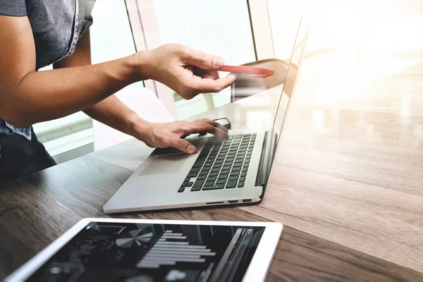 Empresário mão tocando mesa digital.Foto gerente de finanças w — Fotografia de Stock