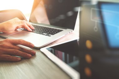 Web sitesi tasarımcısı dijital tablet ve bilgisayar laptop ile çalışma