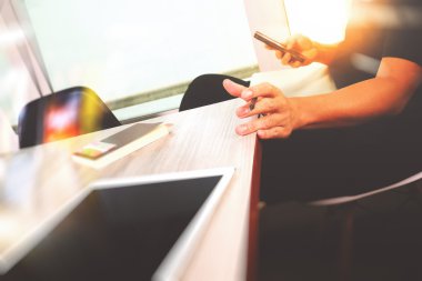 Tasarımcı el çalışma ve akıllı telefon ve boş ekran dizüstü bir