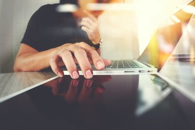 Web sitesi tasarımcısı dijital tablet ve bilgisayar dizüstü w üzerinde çalışma