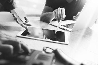 iki meslektaşım web tasarımcısı veri ve dijital tablet tartışırken bir