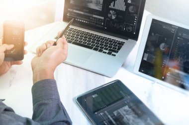 Takım iş kavramı, video konferansa katılan işadamı el