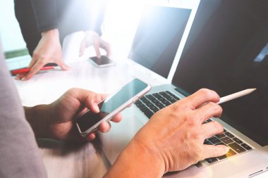Fotoğraf Web grafik tasarımcı el ekibi ile çalışma yapmak n