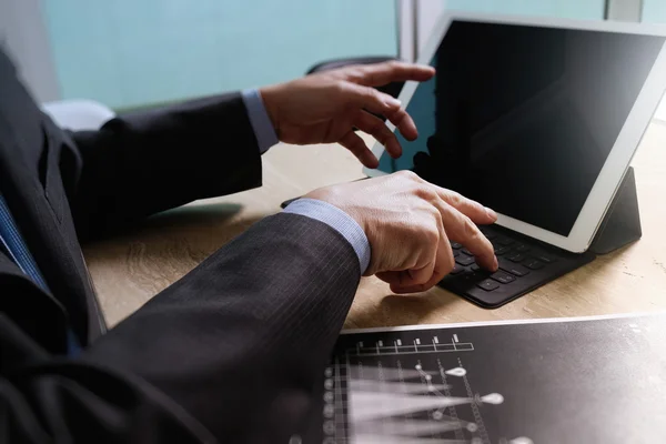 Hombre de negocios concepto de trabajo a mano. Documentos financiar carbón gráfico —  Fotos de Stock