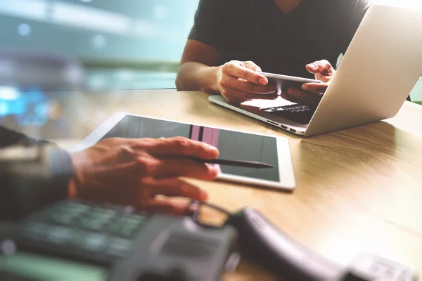 Zwei Kollegen Webdesigner diskutieren über Daten und digitales Tablet ein — Stockfoto