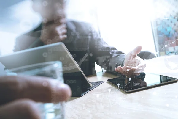 Empresário mão tocando mesa digital.Foto gerente de finanças w — Fotografia de Stock