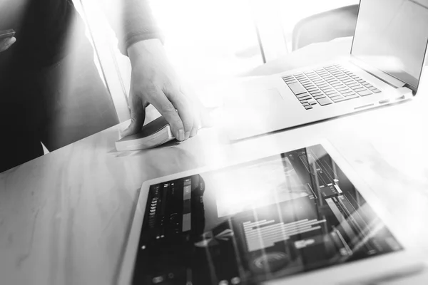 Geschäftsmann hält Buch und digitales Tablett in der Hand. — Stockfoto