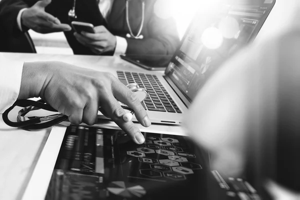 Konzept für die Teambesprechung des medizintechnischen Netzwerks. Arzt Hand wor — Stockfoto