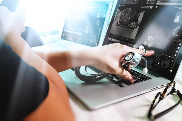 Ręcznie lekarza medycyny pracy z nowoczesnego cyfrowego tabletu oraz lapt — Zdjęcie stockowe