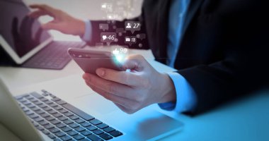 Akıllı telefon kullanan ve ikon sosyal medyayı gösteren bir iş adamı. Ağ teknolojisi kavramı.