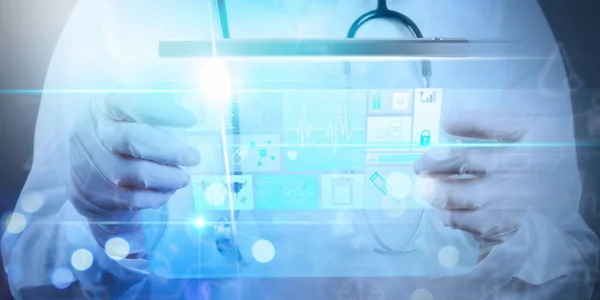 Stetoskop Dijital Tablet Bilgisayarı Ile Çalışan Zeki Tıp Doktoru Sanal — Stok fotoğraf