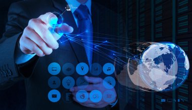 işadamı ile yeni modern bilgisayar çalışma sosyal ağ göster