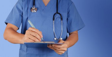 başarı akıllı tıp doktoru ile mavi arka plan çalışma 
