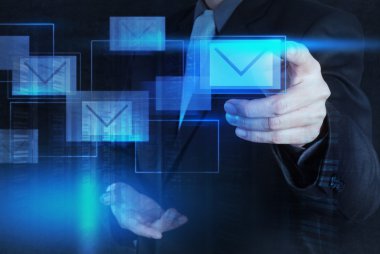 kavram olarak e-posta işaretini basarak işadamı el