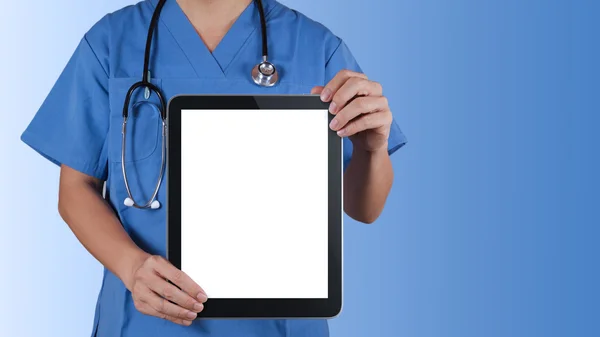 Médecin travaillant avec un ordinateur tablette — Photo