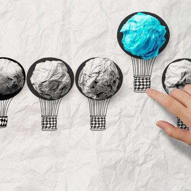 el hava balonları buruşuk kağıt topu ile liderlik c çekilmiş.