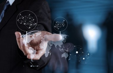 işadamı ile yeni modern bilgisayar çalışma sosyal ağ göster