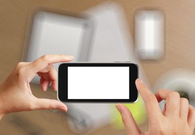 Kadın el telefon tablet tutarak