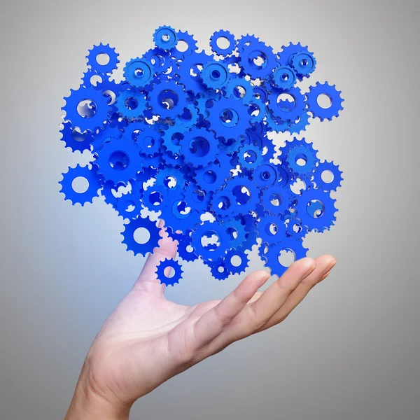 Бизнесмен руку показывая синие шестеренки к концепции успеха — стоковое фото