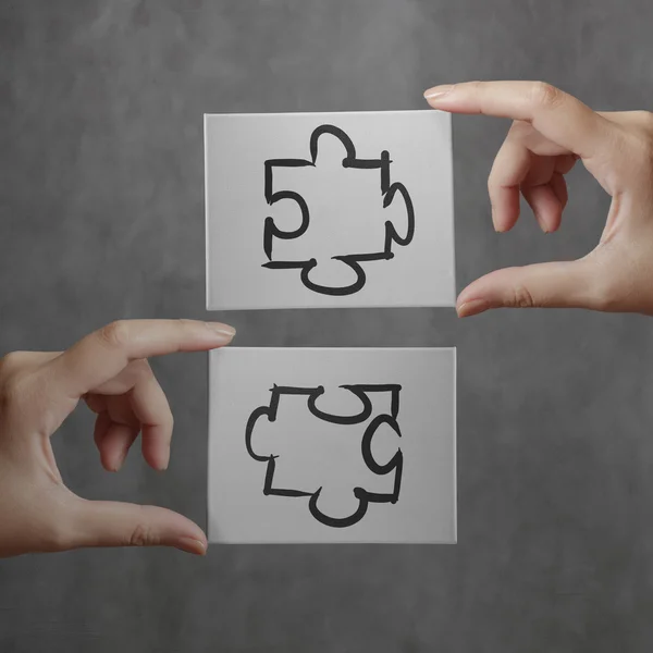 Podnikatel ruku ukazující puzzle znamení partnerství jako koncept — Stock fotografie