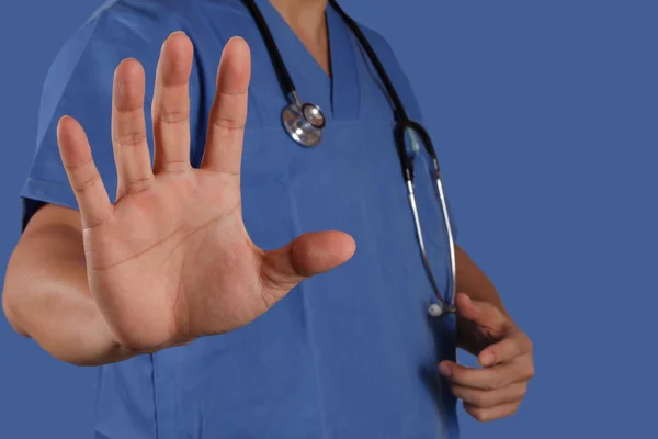 Framgång smart läkare arbetar med blå bakgrund — Stockfoto