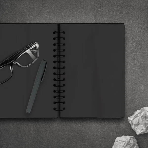 空白黑笔记本作为概念 — 图库照片