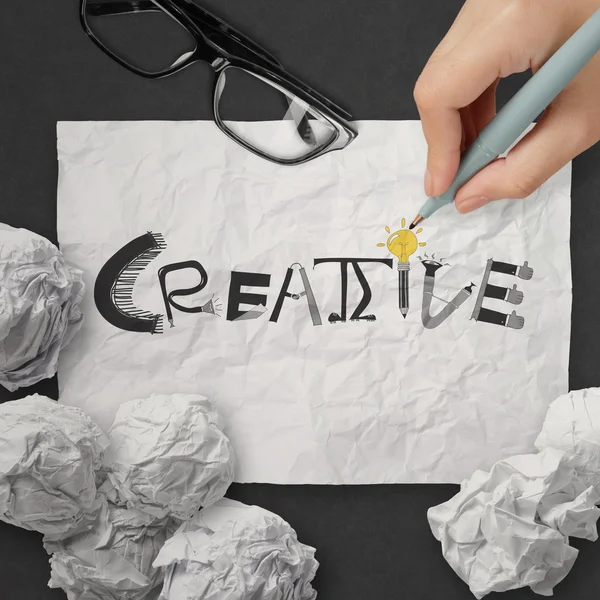 Mão desenho palavra de design CREATIVE em papel amassado com como conc — Fotografia de Stock