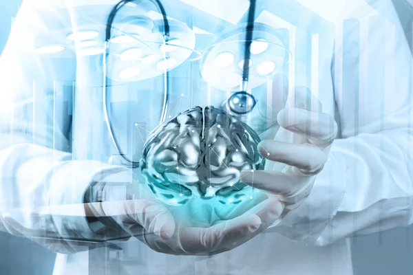 Dupla exposição do neurologista médico mão mostrar cérebro de metal com — Fotografia de Stock