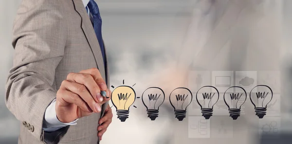 Mano disegno creativo strategia di business con lampadina come conce — Foto Stock