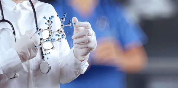 Naukowiec doktor ręka trzyma wirtualne struktury molekularnej w l — Zdjęcie stockowe