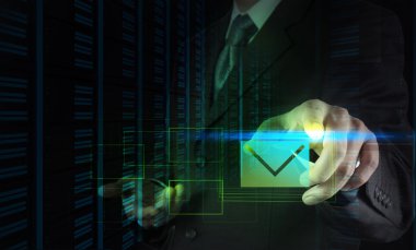 kavram olarak e-posta işaretini basarak işadamı el 