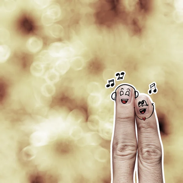 Das glückliche Fingerpaar verliebt in einen aufgemalten Smiley und singt ein s — Stockfoto