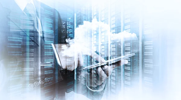 Empresario mano trabajando con un diagrama de Cloud Computing en el n — Foto de Stock