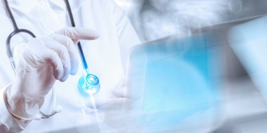 Doktor ameliyathanede çalışıyor.