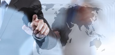 Dokunmatik ekran bilgisayar üzerinde çalışan iş adamı