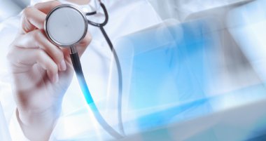 Doktor ameliyathanede çalışıyor.