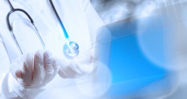 Doktor ameliyathanede çalışıyor.