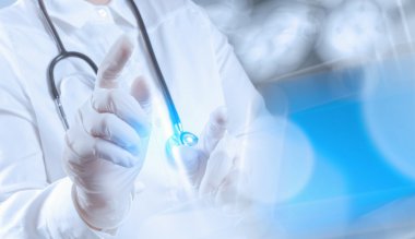 Doktor ameliyathanede çalışıyor.