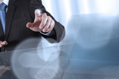 işadamı dokunmatik düğmesine basarak