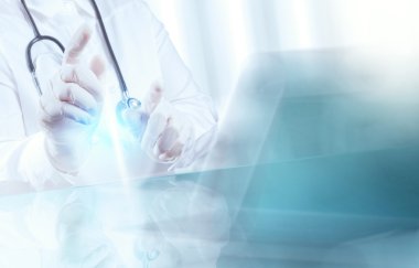 Doktor ameliyathanede çalışıyor.