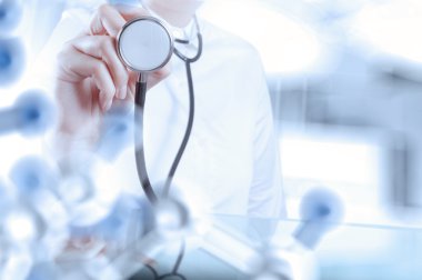 Doktor ameliyathanede çalışıyor.