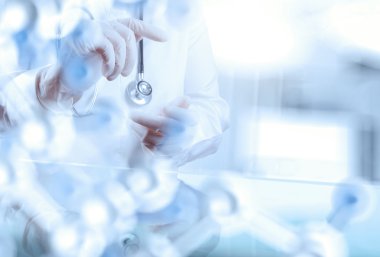 Doktor ameliyathanede çalışıyor.