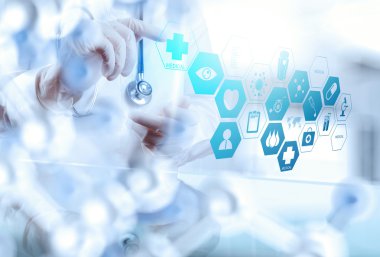 Doktor ameliyathanede çalışıyor.