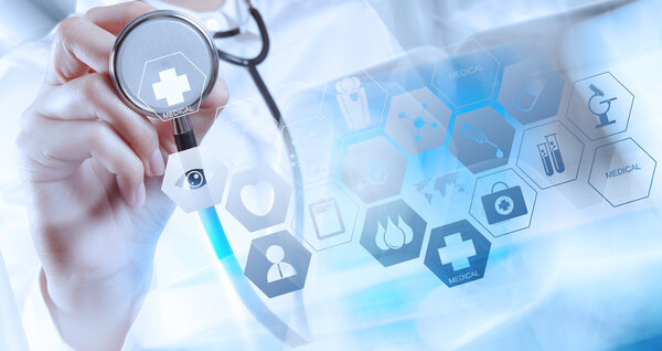 Врач работает с операционной
