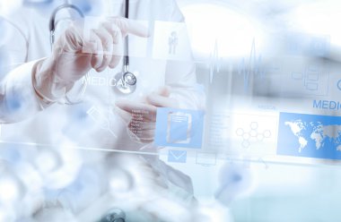 Tıp doktoru el m olarak modern bilgisayar arayüzü ile çalışma