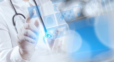 Tıp doktoru el c olarak modern bilgisayar arayüzü ile çalışma